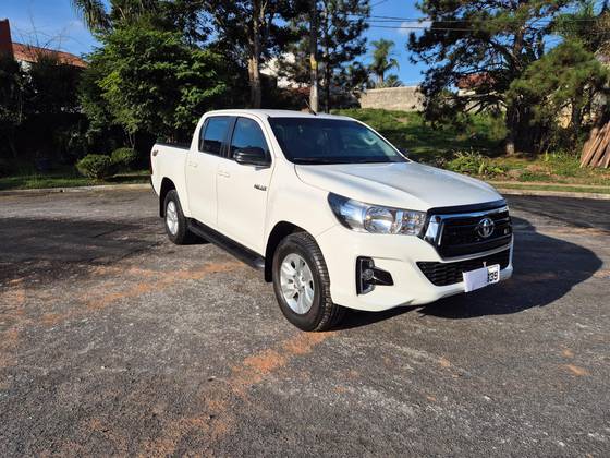 TOYOTA HILUX 2.8 SR 4X4 CD 16V DIESEL 4P AUTOMÁTICO TOYOTA HILUX 2.8 SR 4X4 CD 16V DIESEL 4P AUTOMÁTICO